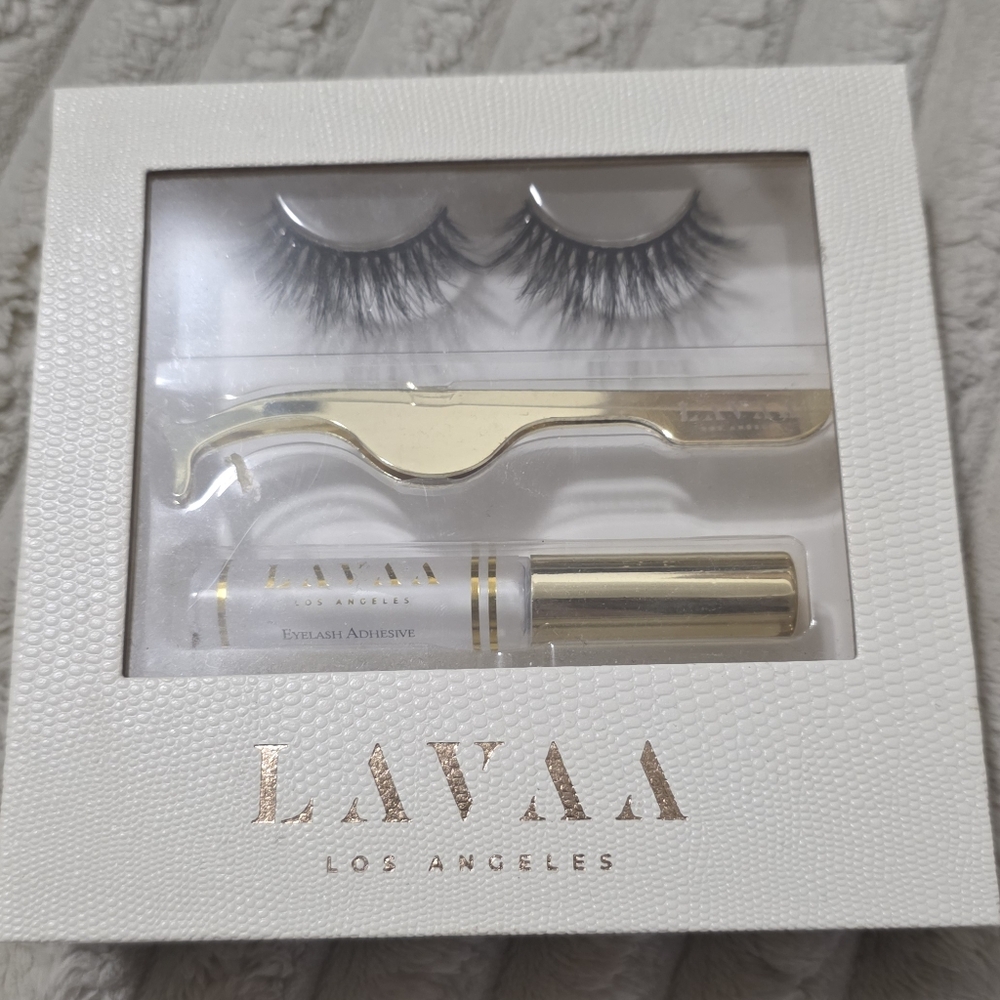 Lavva Eyelash Set with Adhesive